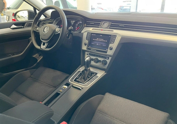 Volkswagen Passat cena 64900 przebieg: 199577, rok produkcji 2016 z Wałbrzych małe 781